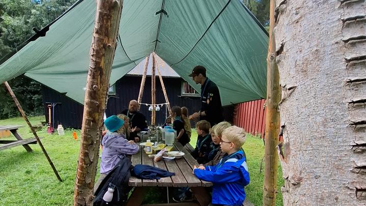 spejderne spiser frokost