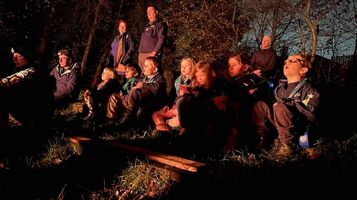 mikroerne deltager i lejrbål på gruppetur