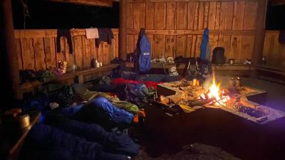 Spejder sover i bålhytte