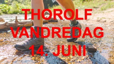 Teksten "THOROLF VANDREDAG 14. JUNI" skrevet med en person iført vandrestøvler, som går, som baggrund