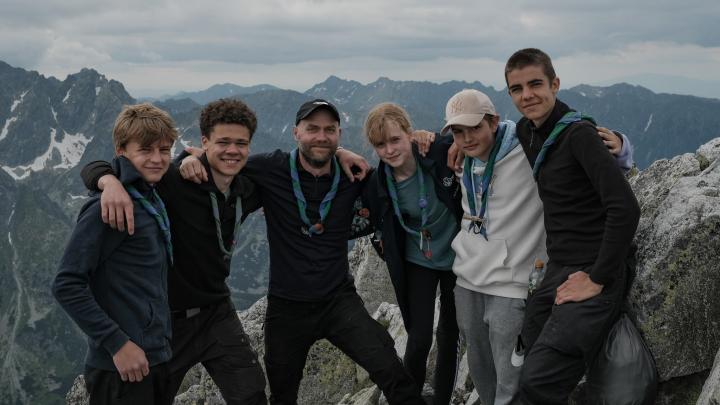 Spejder og en leder på toppen af et bjerg i Slovakiet